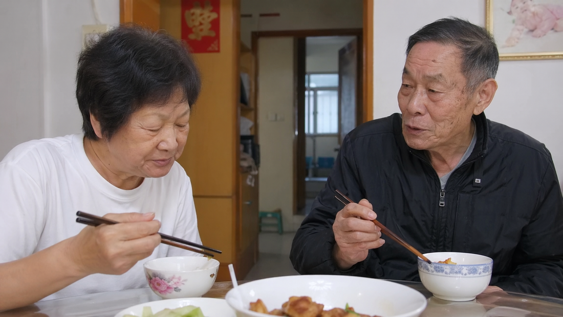 enior parents in China sharing a meal, a daily life moment made possible by Amivoframe's real-time photo sharing for families across time zones.