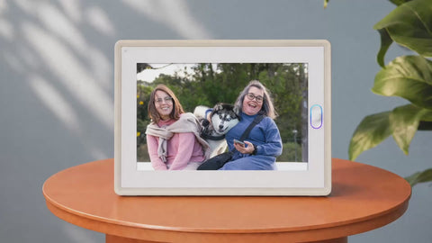 See how AmivoFrame displays family photos on a crisp 10.1-inch HD touchscreen. The anti-glare, paper-like screen helps memories look clear and natural, while touch controls make browsing simple for parents and grandparents.