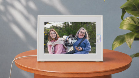 See how AmivoFrame displays family photos on a crisp 10.1-inch HD touchscreen. The anti-glare, paper-like screen helps memories look clear and natural, while touch controls make browsing simple for parents and grandparents.